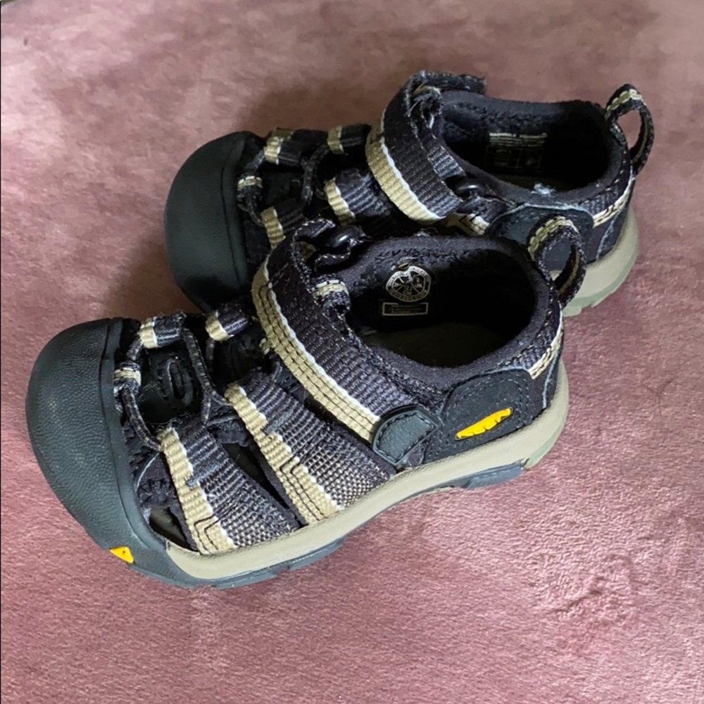 Baby / Toddler Black and Tan Keen Sandals sz 5